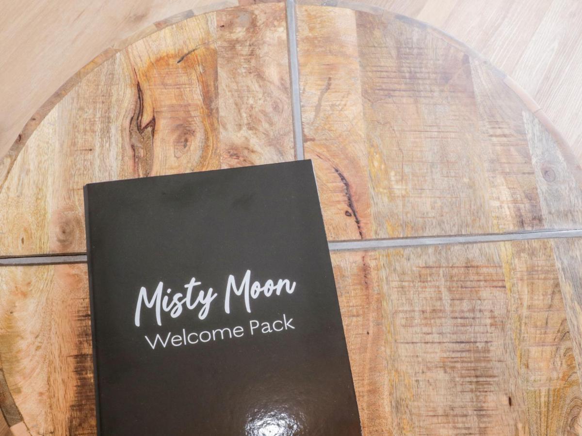 הוילה וויטבי Misty Moon מראה חיצוני תמונה
